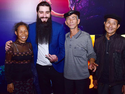 Đạo diễn "Kong: Skull Island" hội ngộ nhóm diễn viên Việt đóng thổ dân