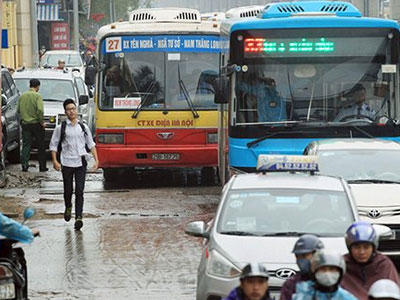 Giao thông Hà Nội hỗn loạn ngày mưa gió, xe buýt lao lên vỉa hè