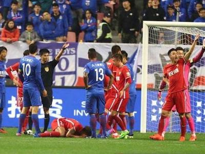 KỲ LẠ: Cầu thủ Trung Quốc bị cắt lương hết mùa vì phạm lỗi với Axel Witsel