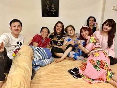 Mẹ Hoài Linh trẻ trung đến khó tin dù đã 80 tuổi