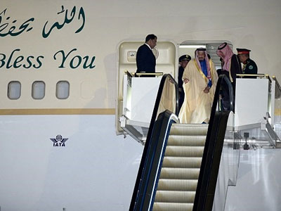 Quốc vương Saudi Arabia dùng thang dát vàng khi đến Nhật