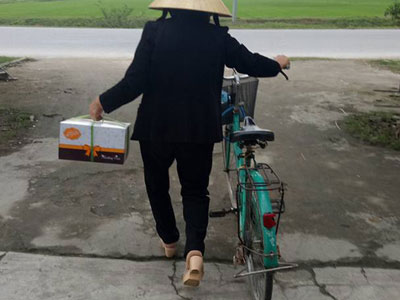 Bà "mẹ chồng thế kỷ" đạp xe 4 km mua bánh sinh nhật tặng con dâu khiến chị em trầm trồ ngưỡng mộ