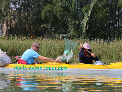 Độc đáo tour du lịch trả 10 USD để được vớt rác ở Hội An