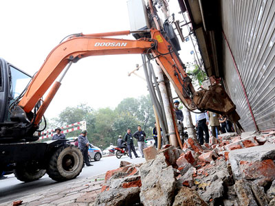 Hà Nội tiếp tục dọn vỉa hè bằng xe cẩu, máy khoan