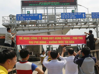 Hơn 50 xe ô tô vẫn tiếp tục dừng chặn phản đối Trạm thu phí BOT tại Phú Thọ