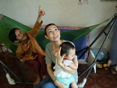 Nhà dột nát, ca sĩ Hà My được giúp lợp lại mái