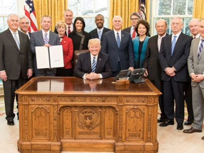 Tổng thống Trump lần đầu họp nội các sau gần 2 tháng nhậm chức