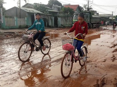 Bất chấp lệnh cấm, xe tải vẫn “băm” đường
