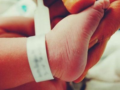 Bé 9 tháng tuổi nứt sọ vì y tá ngủ gật