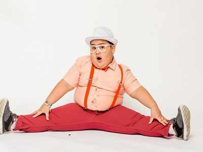Cậu bé 7 tuổi nổi tiếng thế giới với điệu nhảy "lắc mỡ"