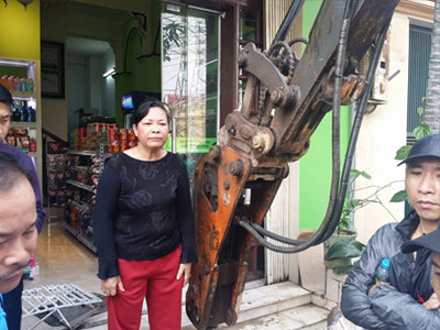 Chủ cửa hàng tạp hóa ở Hà Nội kiên quyết không trả vỉa hè