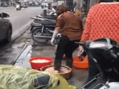 Chủ quán lòng nổi tiếng ở Hàng Thùng nói gì về việc đi ủng rửa lòng lợn bằng chân?