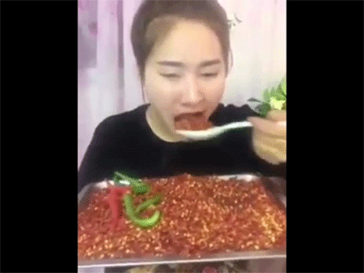 Clip gái trẻ ngấu nghiến ăn đĩa ớt cay khiến ai cũng hết hồn