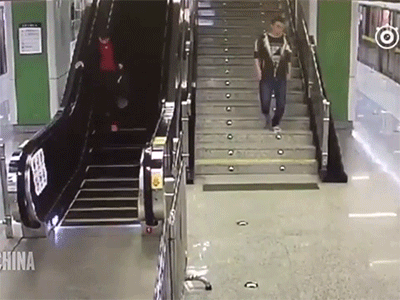 Clip triệu người xem: "Bà già chạy đua ngược chiều với thang máy"