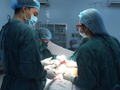 Đi làm đẹp, cô gái bị biến dạng dung nhan