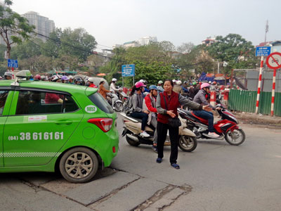 Người phụ nữ 10 năm “điên” với giao thông Hà Nội