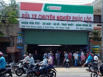 Nhân viên rửa xe không bằng lái lùi ôtô trúng người đi đường