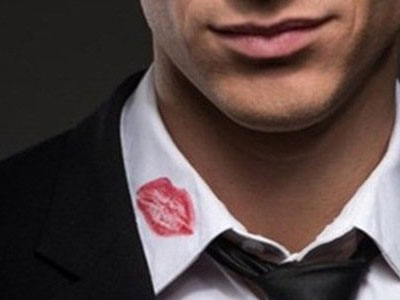 Sự thật đau lòng về vết son nguệch ngoạc trên áo chồng
