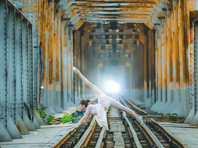 Tranh cãi bộ ảnh cô gái múa ballet trên đường tàu