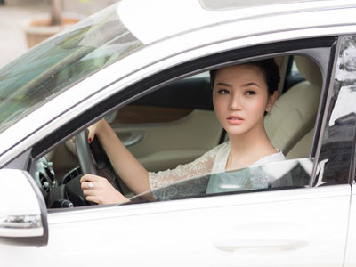 Bảo Anh, Ngọc Duyên tự lái xế hộp đi làm đẹp