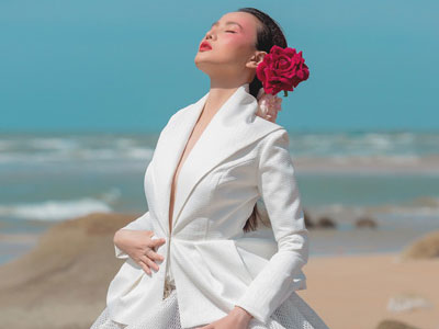 Dương Yến Ngọc diện váy cầu kỳ tạo dáng giữa biển