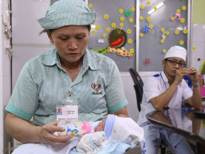 Giám đốc bệnh viện dùng "tuyệt chiêu" để người mẹ bỏ đi đến nhận lại con