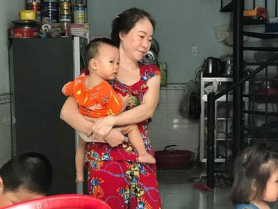 Lấy lời khai bảo mẫu bạo hành nhiều trẻ em