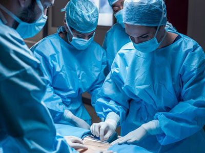 Nghịch dại cho 2 con chạch sống vào hậu môn, không ngờ chạch chui tọt vào bụng