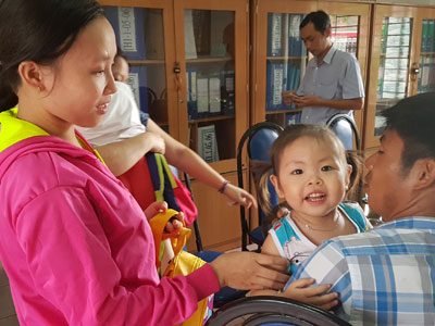Cha mẹ trẻ ở Sài Gòn rơi nước mắt khi con bị bạo hành