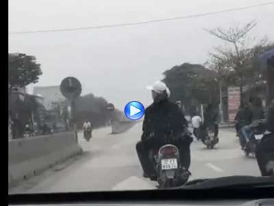 Clip: Đoàn xe máy không đội mũ bảo hiểm, đánh võng thách thức tài xế ô tô trên quốc lộ