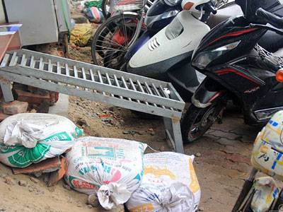 Hà Nội: Bắc ghế, kê bao tải trèo vào nhà