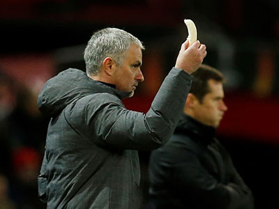 Mourinho bóc chuối tiếp sức cho học trò