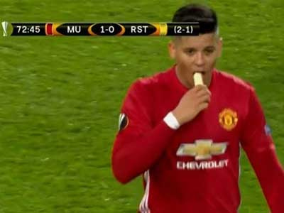 Mourinho giải thích chuyện bóc chuối tiếp sức cho học trò