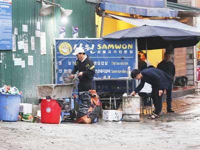 Người Hà Nội đun nấu trên vỉa hè