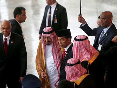 Phái đoàn Saudi mang bút vàng, nhẫn kim cương sang Indonesia làm quà