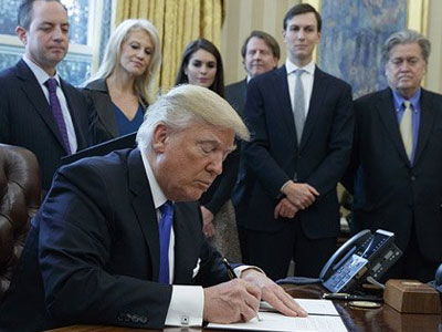 Vì sao "đoàn tùy tùng" luôn kè kè bên ông Trump?