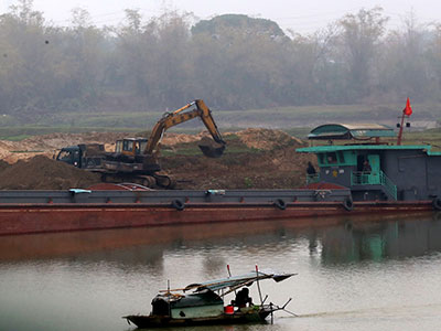 Bắc Ninh "kêu cứu" vì sông Cầu không cạn vẫn bị nạo vét cát