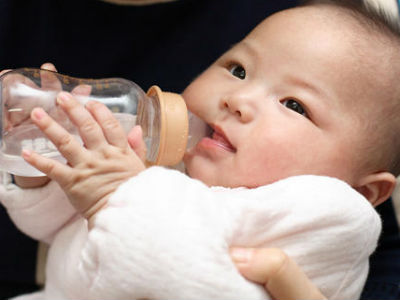 Các mẹ lưu ý: Cho trẻ dưới 6 tháng tuổi uống nước chẳng khác gì hại con!