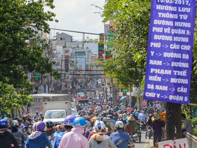 Cầu chữ Y ùn tắc nhiều giờ trong ngày đầu phân luồng