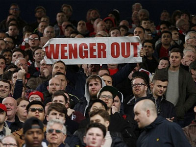 CĐV Arsenal mắng Wenger "ÍCH KỈ" vì không chịu từ chức