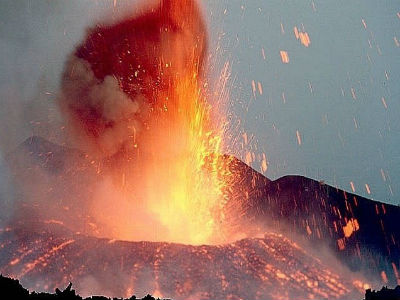 Dòng dung nham "nổ tung" khi gặp băng trên núi lửa Italy