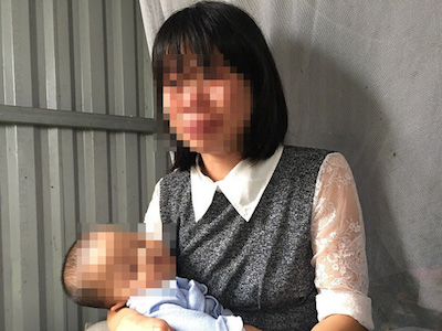 Người mẹ lý giải việc để con gái 3 tuổi không mặc quần áo đứng giữa trời mưa rét