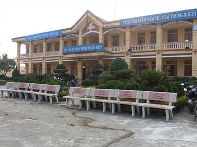 Phụ huynh "tố" bảo vệ trường tiểu học dâm ô với học sinh