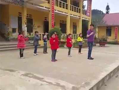 Thầy giáo vùng cao nhảy cực dẻo với học sinh trên nền nhạc sôi động
