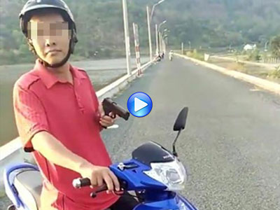 Video: Cán bộ huyện một tay lái xe, một tay "múa súng" thị uy