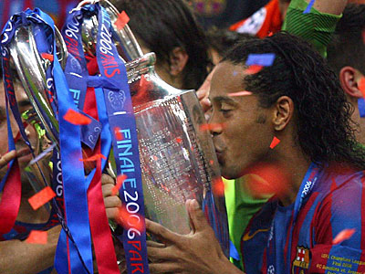Cựu siêu sao Ronaldinho sẽ mang cúp UEFA Champions League đến Việt Nam