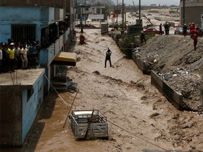 Peru chìm trong bùn sau lũ và lở đất lịch sử