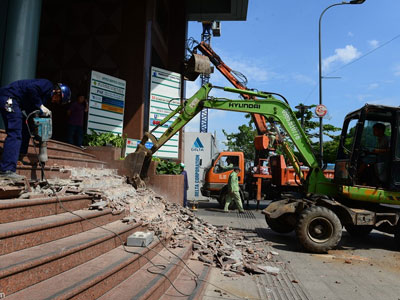 Quận 1 đập bậc thềm cao 2 mét của tòa nhà trên phố đi bộ