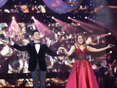 Quang Dũng kết hợp ăn ý với các mỹ nhân trong live show kỷ niệm 20 năm