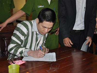 Vờ ngoại tình với cô giáo tiểu học giàu có để cướp tài sản